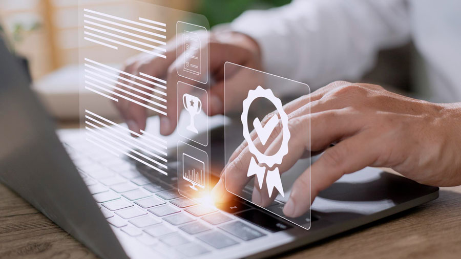 Persona recibiendo un Certificado de Profesionalidad Innaforem