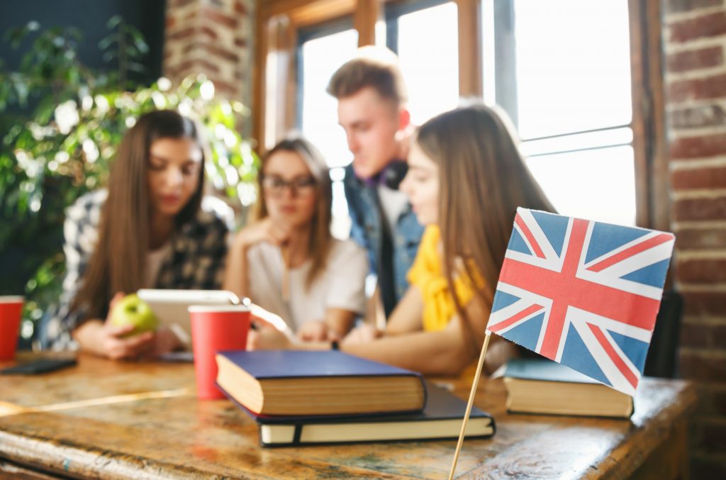 Curso de inglés intermedio para mejorar la comunicación profesional y las competencias lingüísticas en entornos laborales