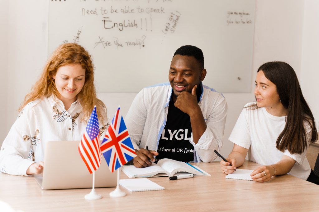 Curso de inglés básico para aprender vocabulario, gramática y comunicación esencial en inglés