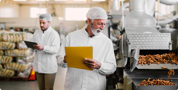 Trabajadores en curso manipulador de alimentos en procesos de producción industrial